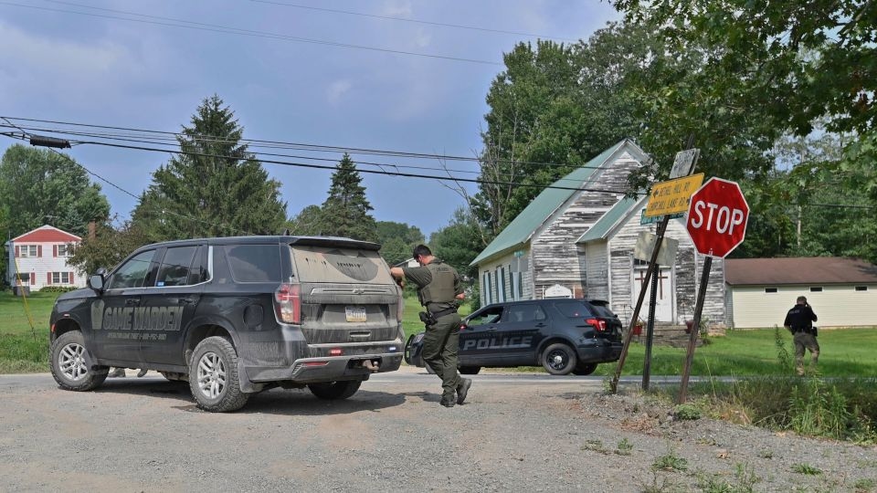 Suspect dead after shooting 2 Pennsylvania state troopers, officials say
