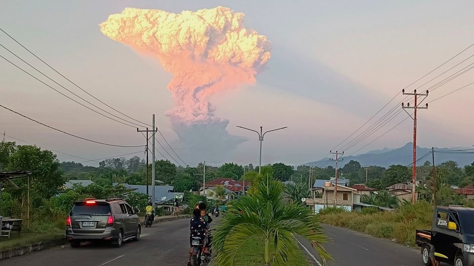 Indonesia volcano spews ash more than 6 miles into sky, dozens of Bali flights canceled