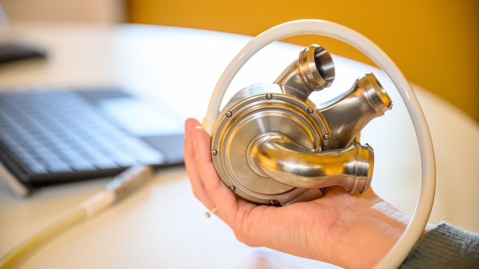 Man lives for 100 days with artificial titanium heart in new trial