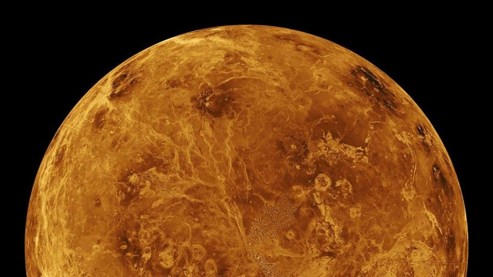 A failed Soviet-era spacecraft that aimed for Venus is expected to crash back to Earth tonight