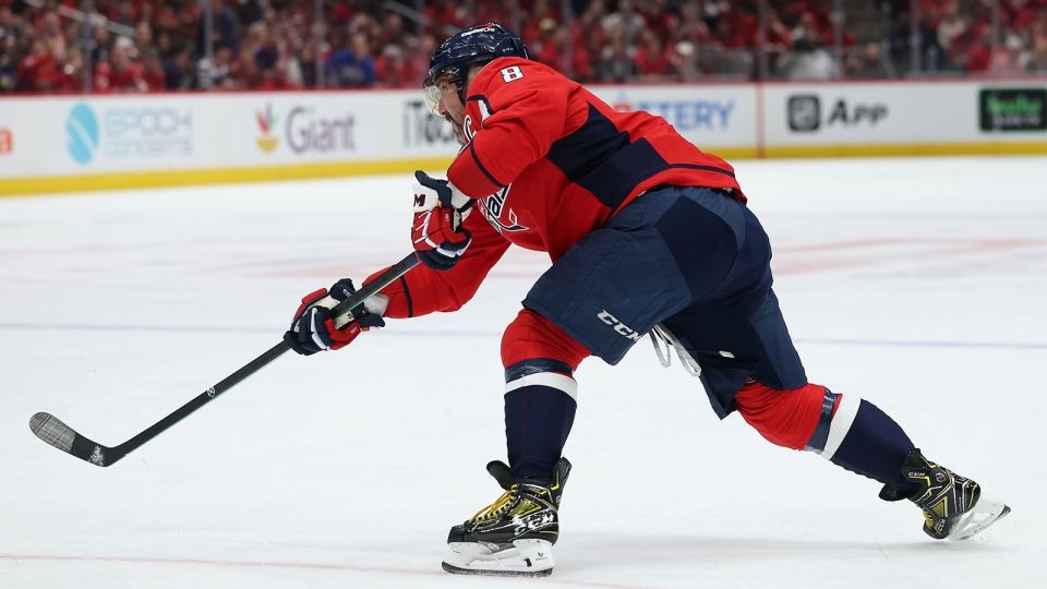 Alex Ovechkin ties Wayne Gretzky's NHL goals record