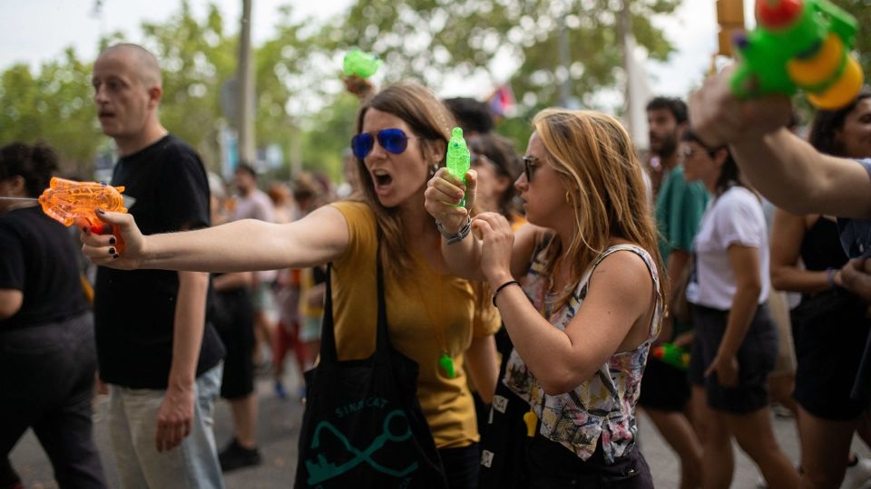 Barcelona finally turned on its crowds of tourists. Now the city faces a major problem