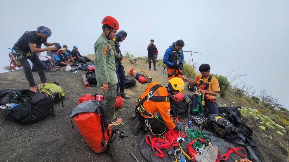 Brazilian tourist who fell from ridge of Indonesian volcano found dead