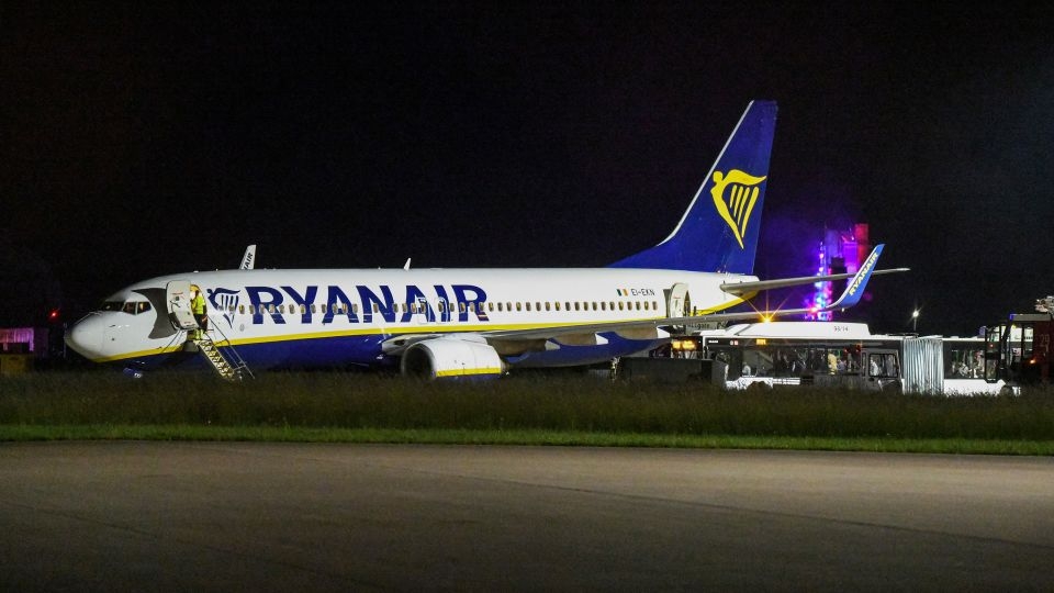 Nine injured after Ryanair flight hits turbulence