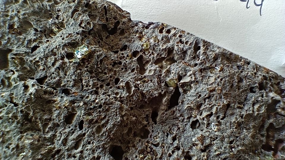 Gold and other precious metals leak from Earth's core and reach the surface
