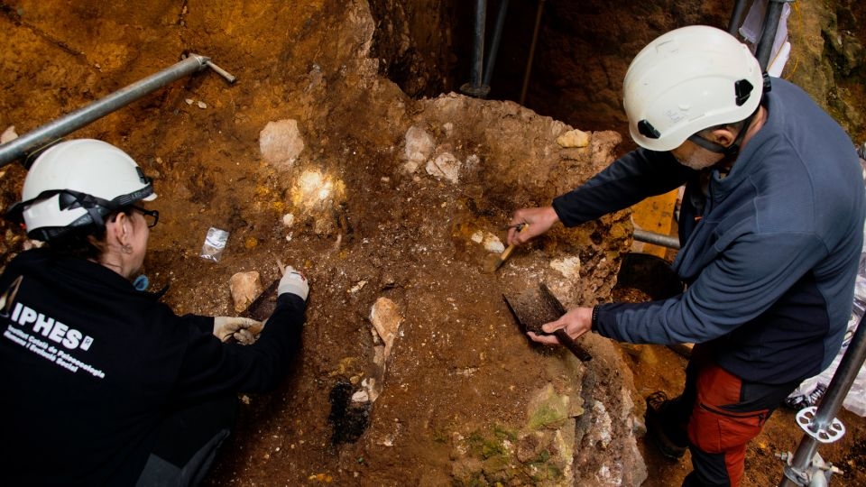 Cave discovery reveals earliest known human fossils in Western Europe