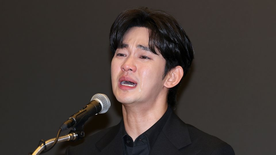 South Korean superstar Kim Soo Hyun tearfully denies controversial claims about relationship with late actress