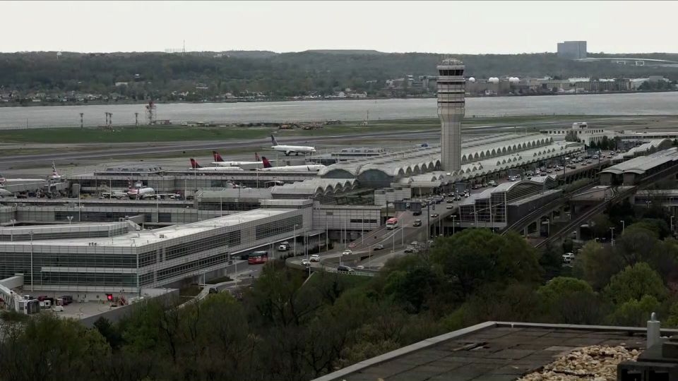 Planes bump wings on the ground at Washington's Reagan National Airport