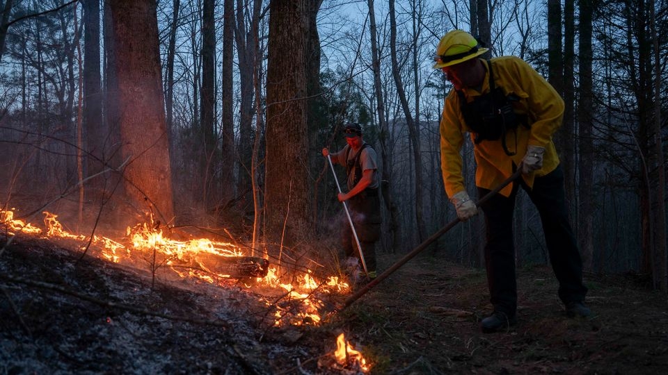 Wildfires in the Carolinas burn more than 6000 acres, prompting evacuations, a burn ban and National Guard deployment