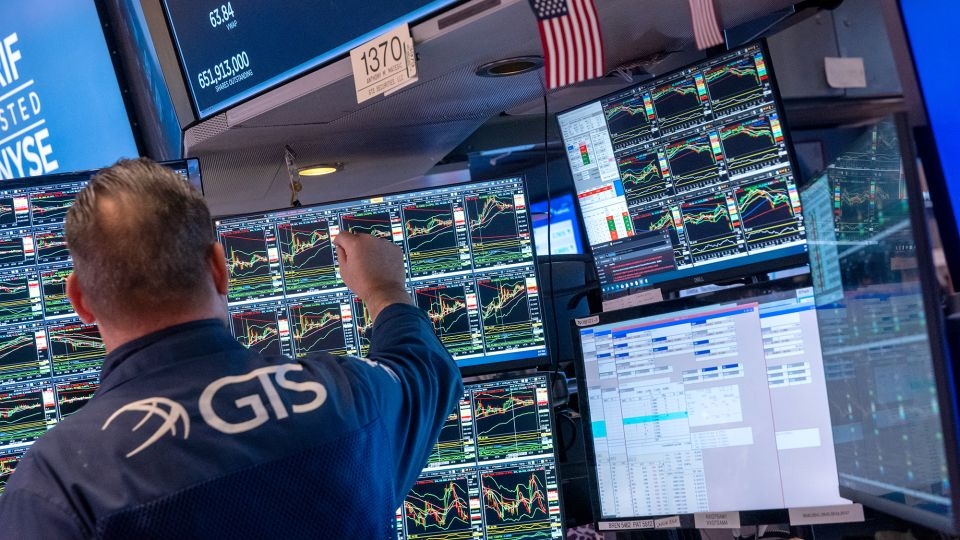 Rally in US stocks evaporates as White House doubles down on China tariffs