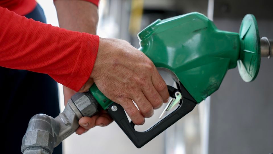 Why gasoline prices aren't tumbling along with sinking oil