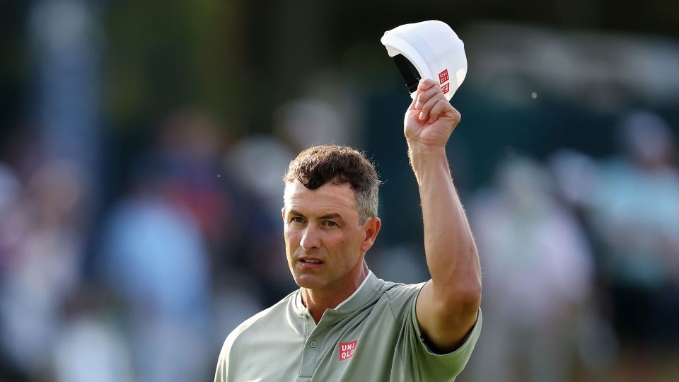 Adam Scott makes a Saturday charge at the US Open as he challenges Sam Burns for the lead