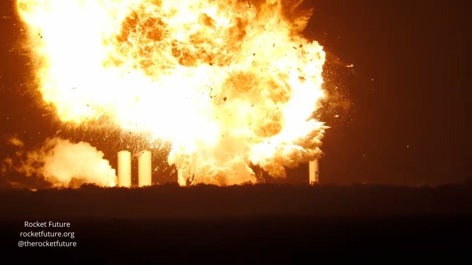See moment SpaceX Starship rocket explodes