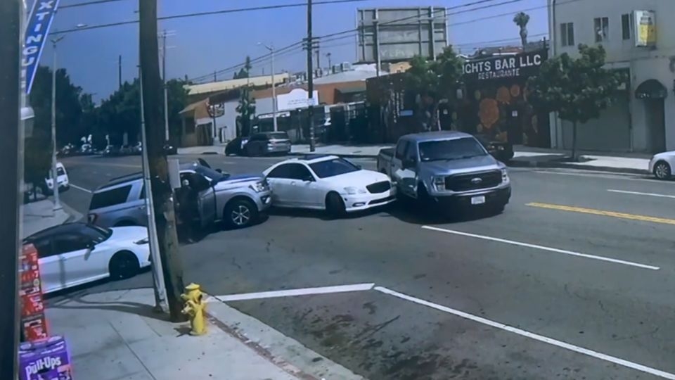 Federal agents box in man accused of assaulting border patrol agent at LA protests
