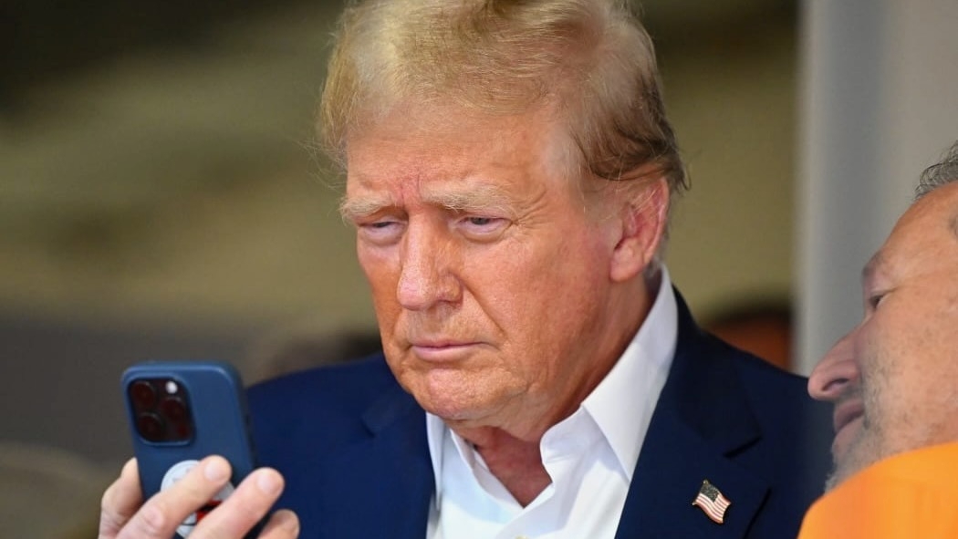 Trump Threatens Apple With 25% Tariff on iPhones
