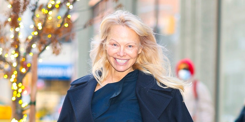 Pamela Anderson's white tiered two-piece and sans makeup combo is angelic