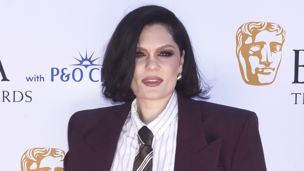 Jessie J diagnosed with 'early breast cancer'