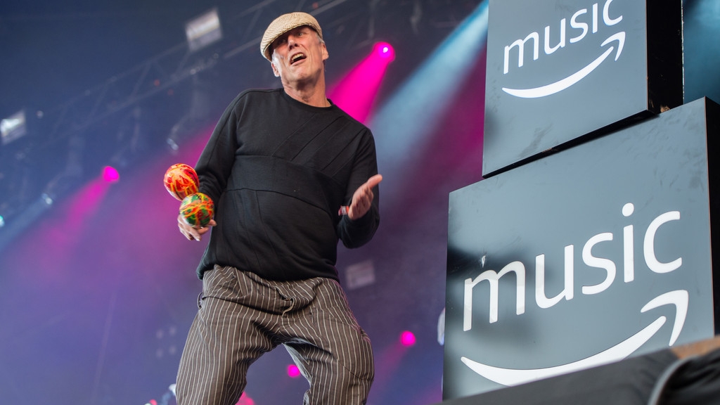 Bez leads tributes to late Happy Mondays guitarist Paul Wagstaff
