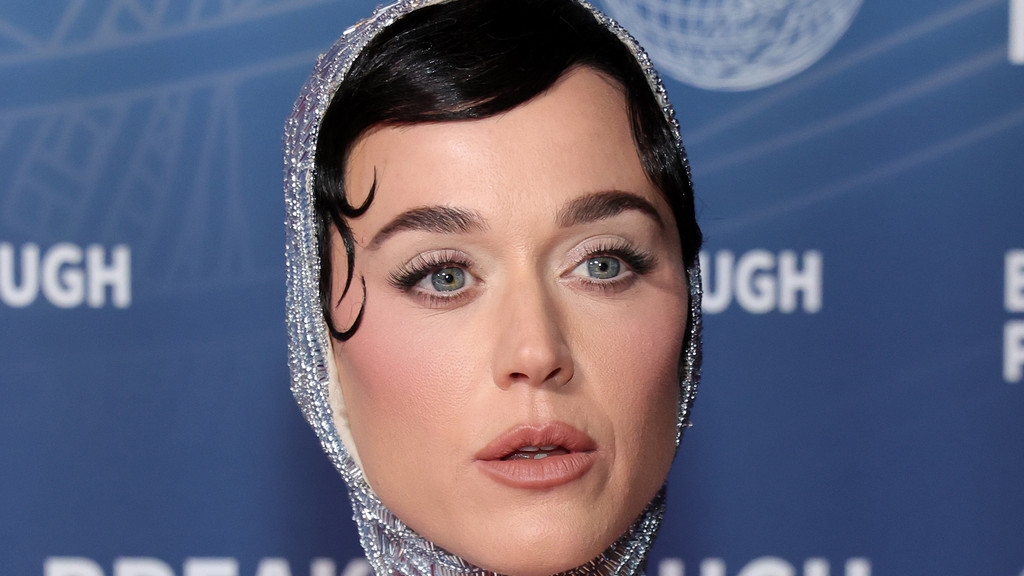 Katy Perry halts concert to jokingly accuse fan of messaging Orlando Bloom