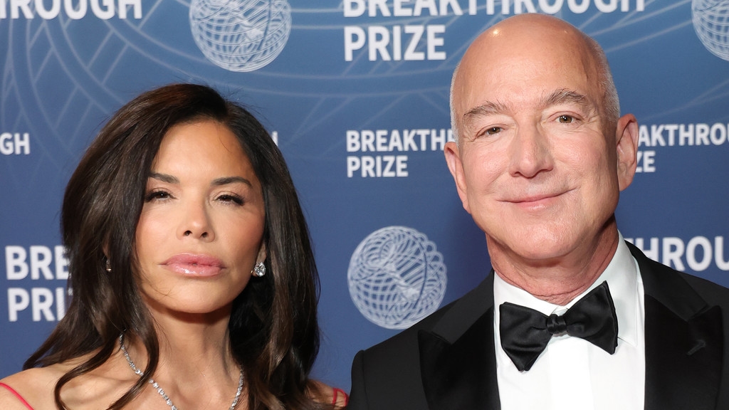 Jeff Bezos moves wedding after Venice protests