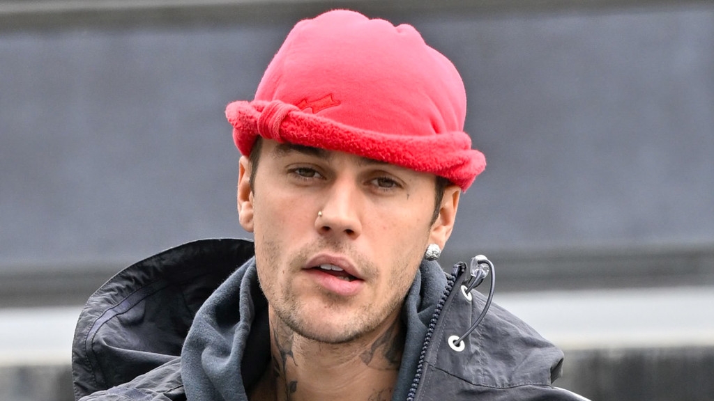 Justin Bieber's former manager now 'cheerleader from the side'