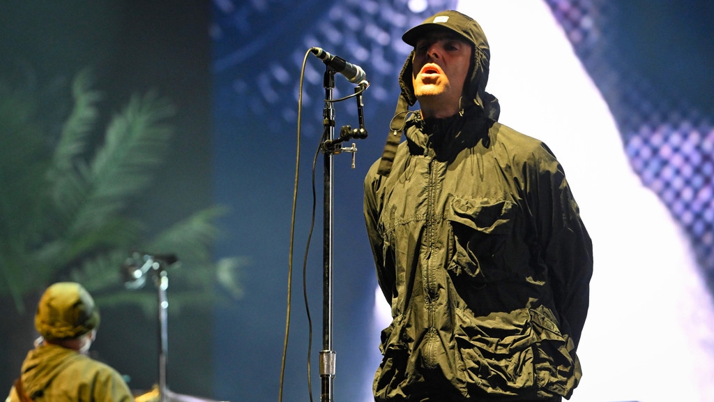 Fan plunges to death at Oasis gig in London