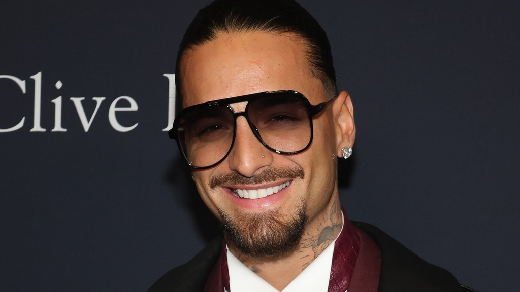 Maluma stops show to scold fan