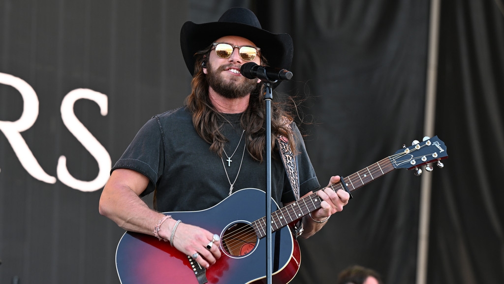 Donald Trump tells followers to go see country singer Warren Zeiders