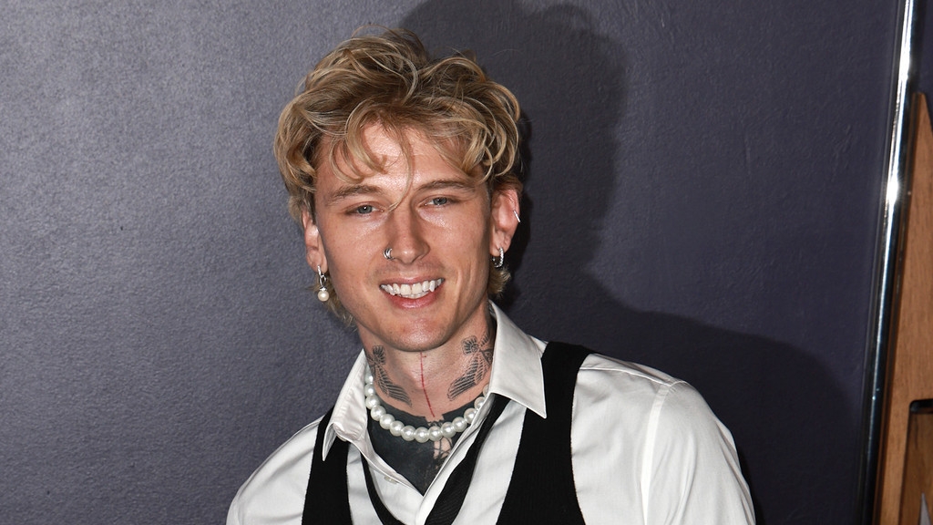 Machine Gun Kelly leaves American Music Awards early to be with new baby