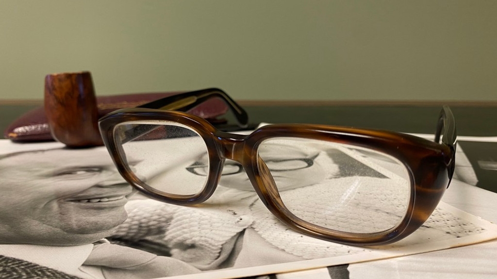 Robbie Williams spends $24,800 to buy Eric Morecambe's glasses at auction