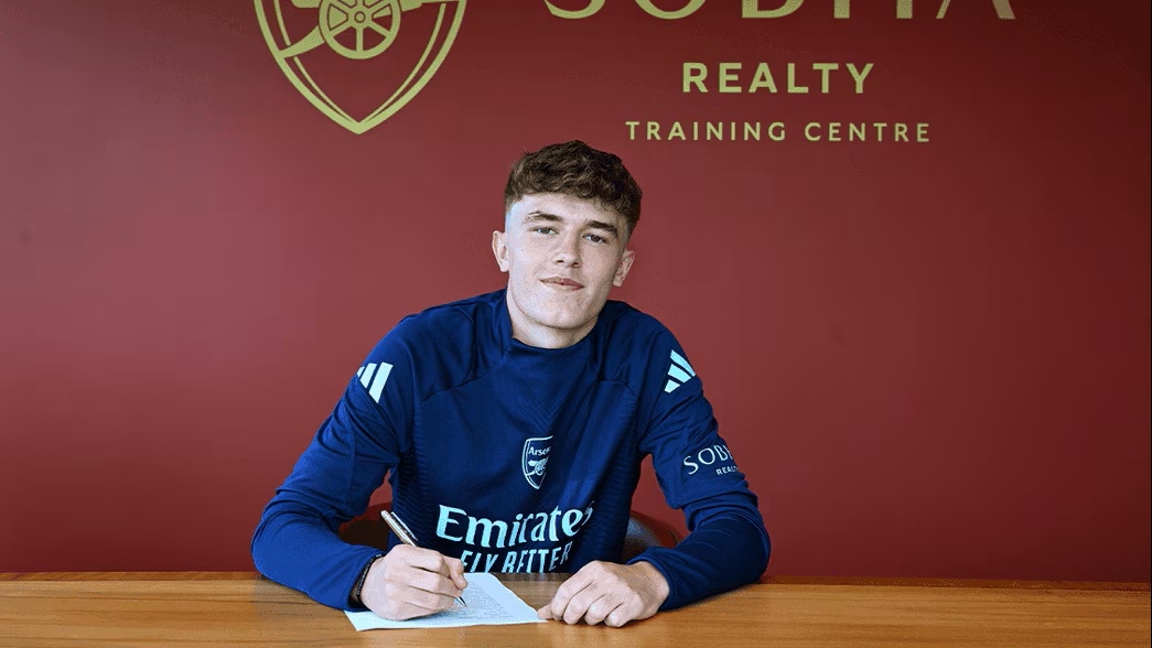 17yo Arsenal winger signs new contract