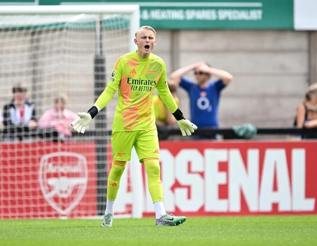 Arsenal 18yo confirms he's held talks over loan move
