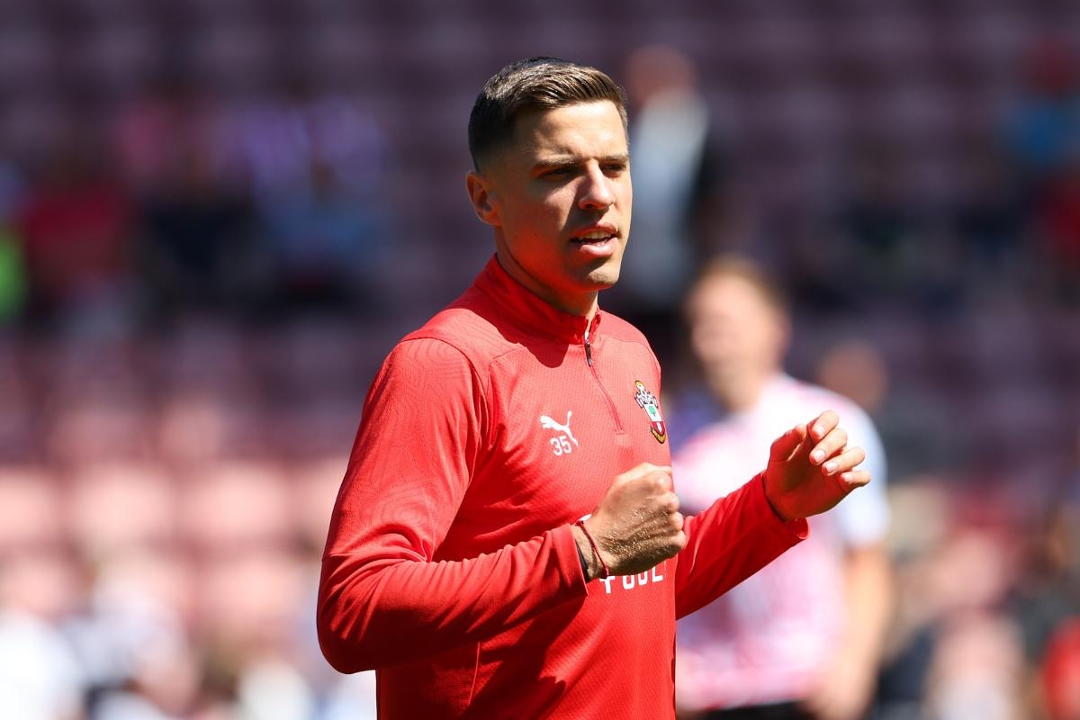 Bednarek ends eight-year spell at Saints with permanent move to Porto