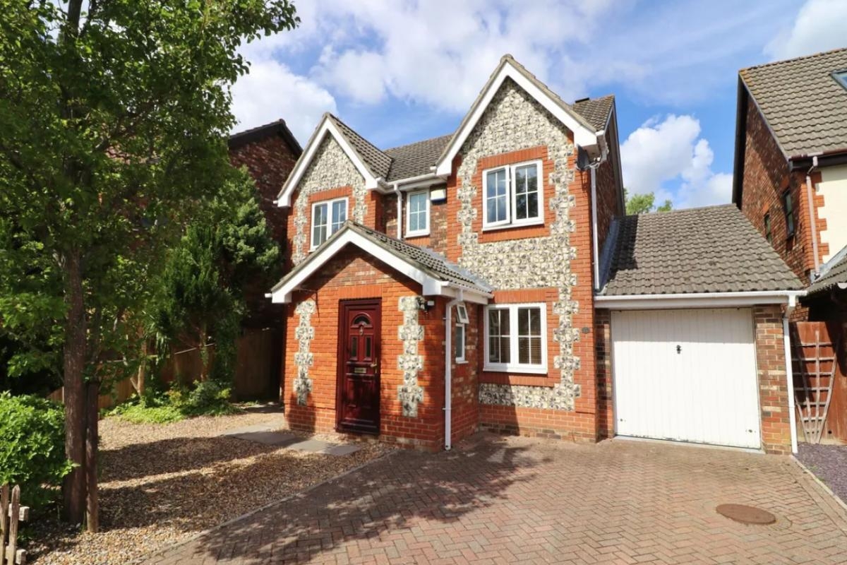 House with outdoor bar on the market for £525,000