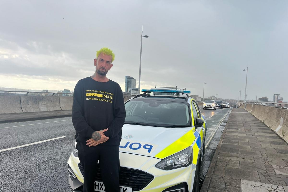 Campaigner rescues teenager from Itchen Bridge dressed as cone