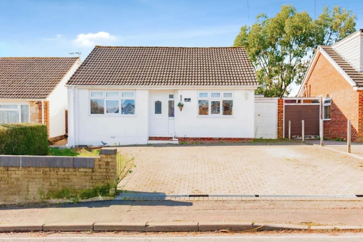 Three-bedroom bungalow up for sale in Hedge End for £475,000