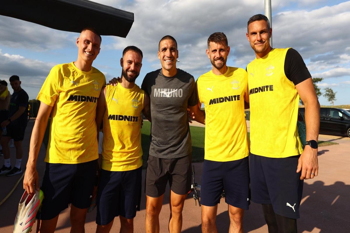 Fan favourite Romeu visits Saints during Girona training camp