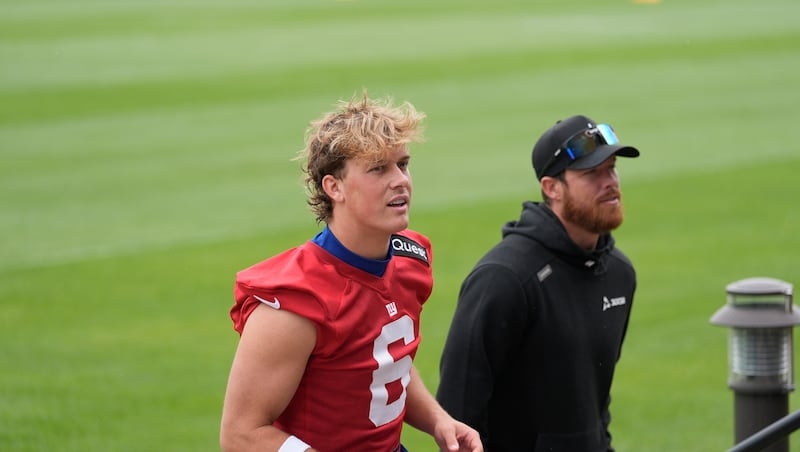 Former Super Bowl champions Eli Manning and Phil Simms weigh in on rookie Jaxson Dart