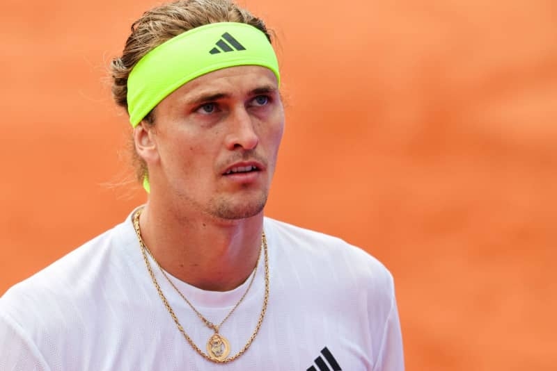 Zverev unharmed after plane to Paris struck by lightning