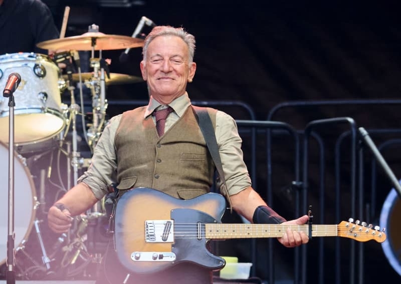 Springsteen criticizes Trump's handling of LA demos at Berlin concert