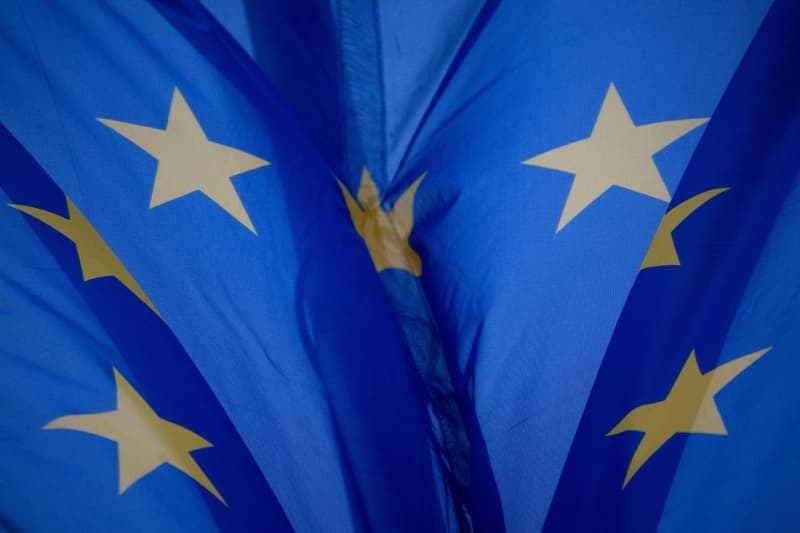 EU lifts economic sanctions on Syria