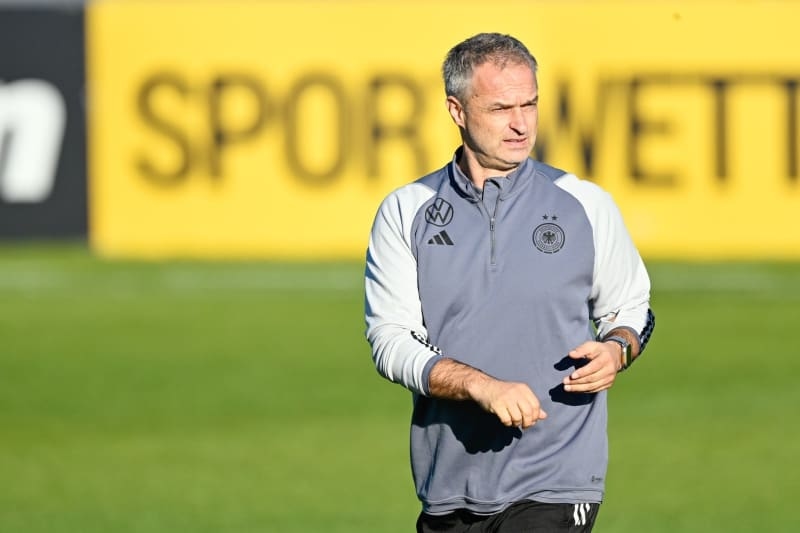 Germany coach trusts his women's Euros team on social media, visits