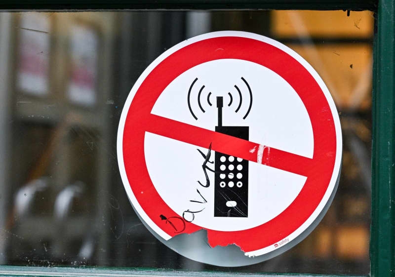Power off: Where do EU member states stand on school smartphone bans?