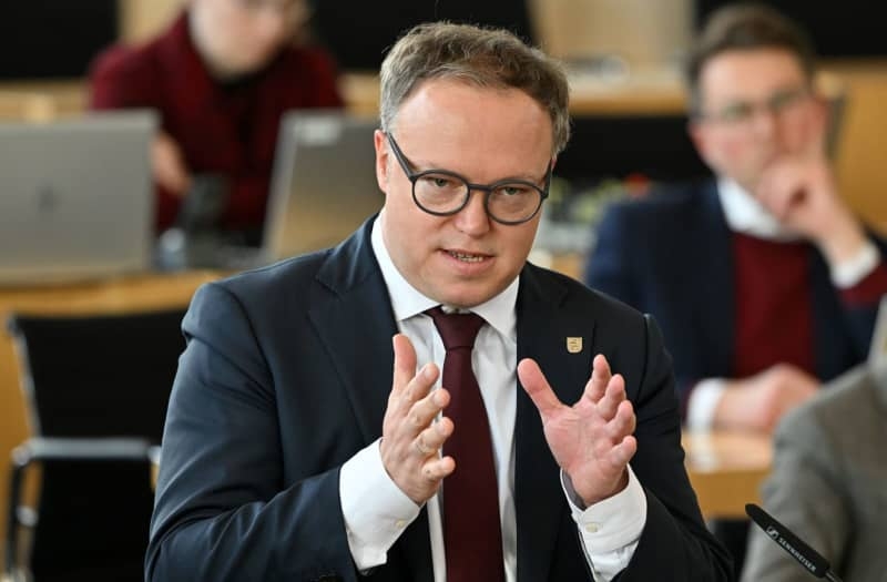 Eastern German leaders: Cutting bureaucracy key to economic revival