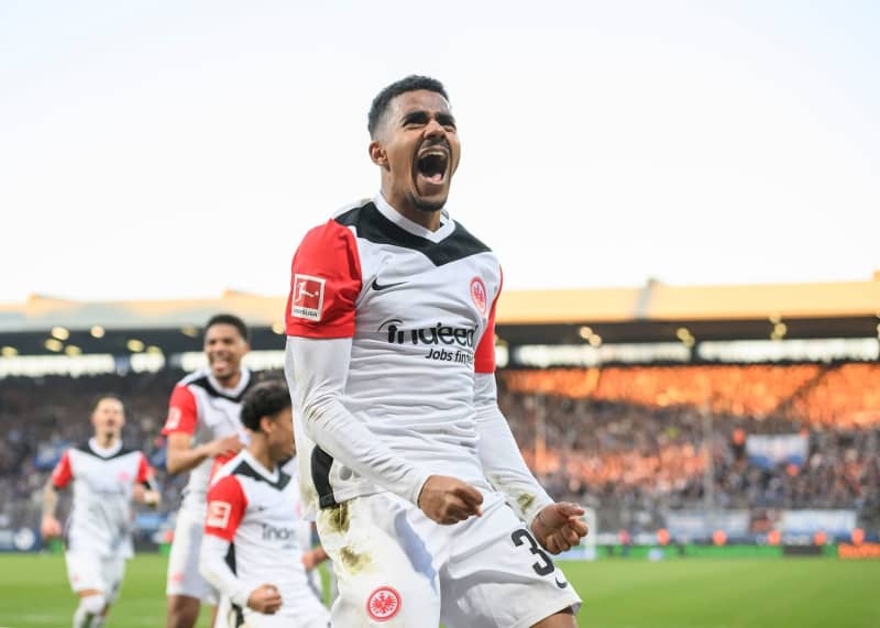 Frankfurt board member apologizes for fans delaying game for 50 mins