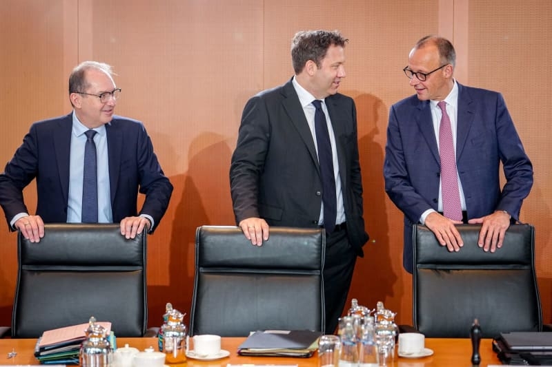 German Cabinet backs clampdown on family reunification for refugees