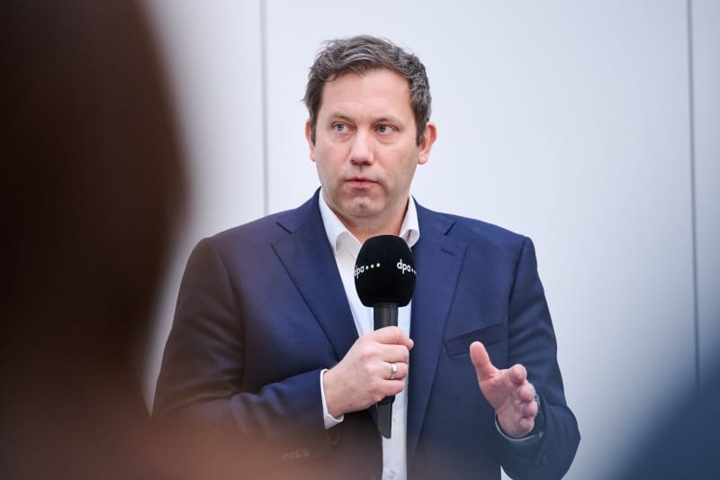 Germany's ruling SPD in favour of extending border controls
