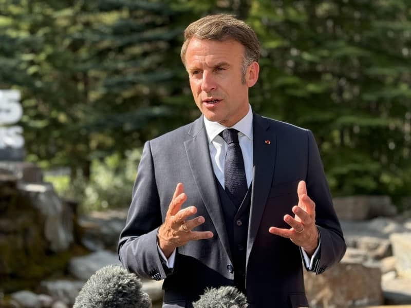 Macron advocates for Ukraine meeting in 'neutral country'
