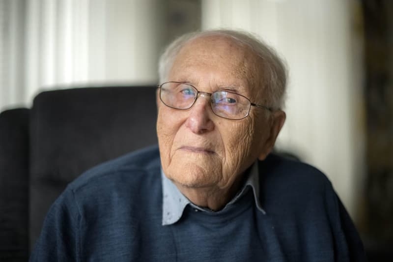 German Holocaust survivor to return national award after AfD vote