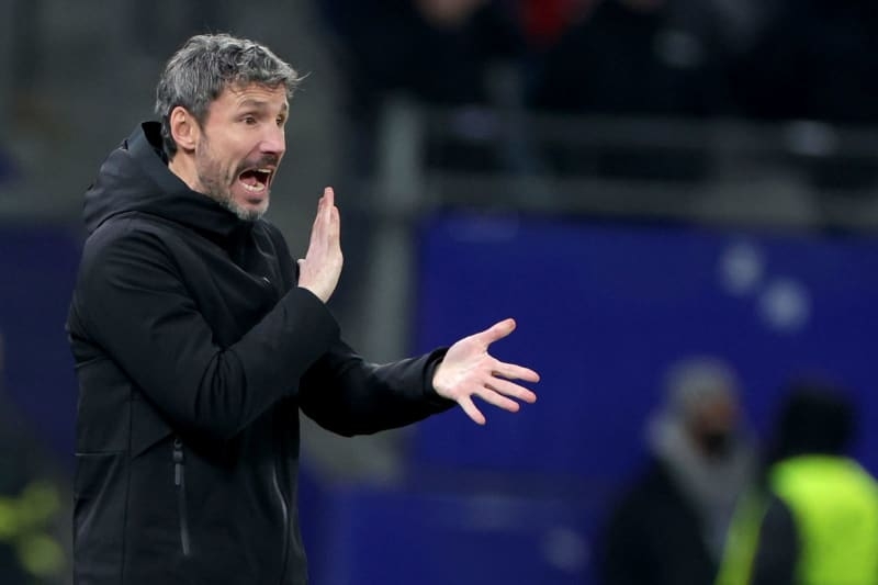 Report: Van Bommel in talks to take coaching job at Parma